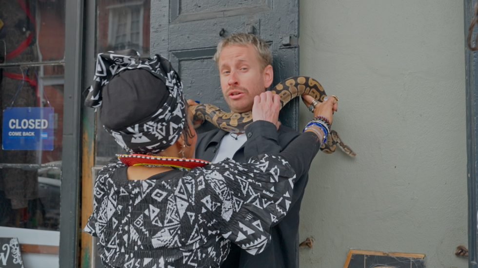 Gewurgd door voodoo slang in NEW ORLEANS