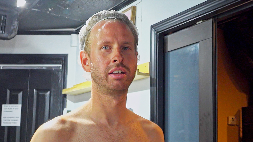 Daan krijgt dubbele spray tan in PENSACOLA Beach