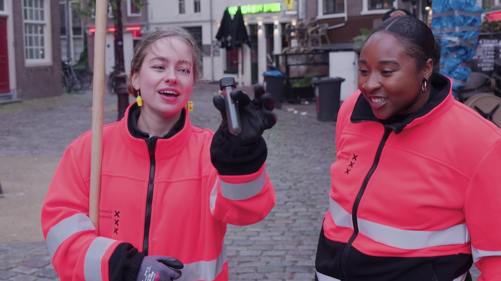 Kseniya Rapoport yalangoch Fermada soginchilar bilan jinsiy aloqa (foto)