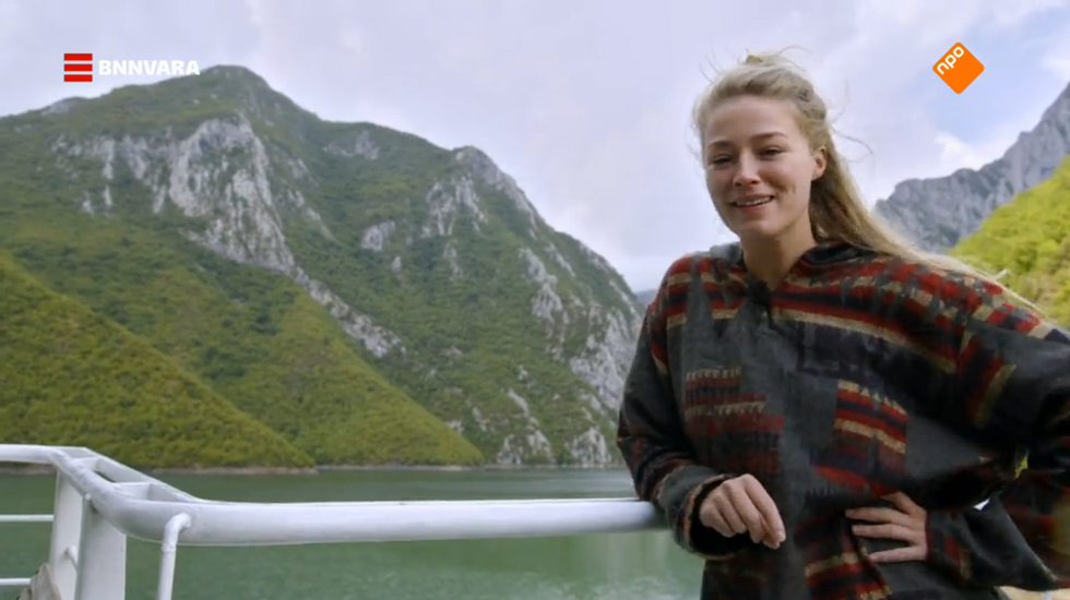 3 op Reis fragment: Geraldine vaart tussen de bergen over het meer van